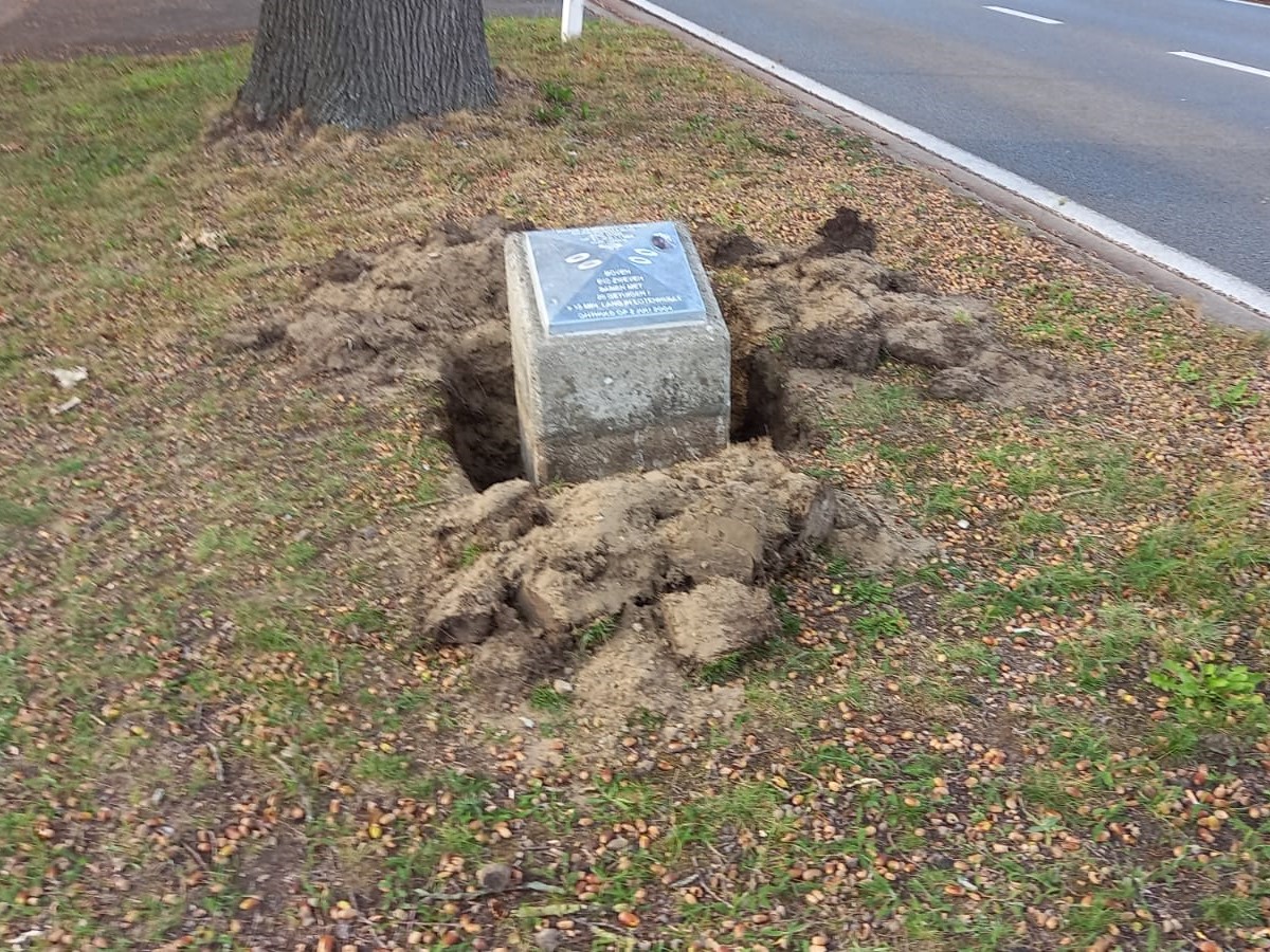 Uitgegraven UFO-Monument in Lotenhulle